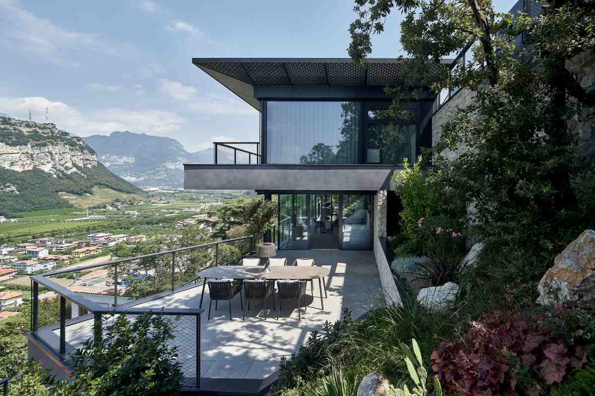 QUANDO IL LEGNO INCONTRA LA PIETRA: RUBNER HAUS FIRMA UN’ARCHITETTURA MIMETICA SUL LAGO DI GARDA